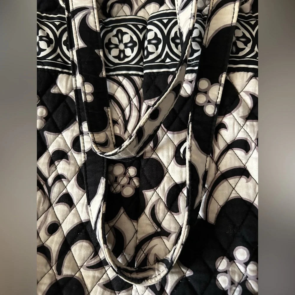 🎁 GIFTED TO MOM 🎁 Black and White Quilted Tote Bag 🖤 - Picture 5 of 9
